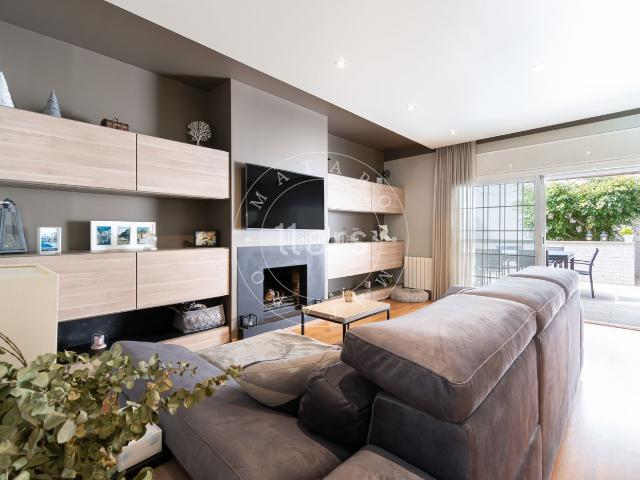 Casa adosada en venta en Mataró, Vista Alegre. Tu nuevo hogar ideal para familias: casa adosada con terraza lista para entrar a vivir. Casas adosadas.