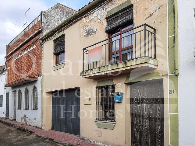 Casa adosada en venta en Madroñera. En venta espléndida casa en Madroñera, Cáceres. Casas adosadas.