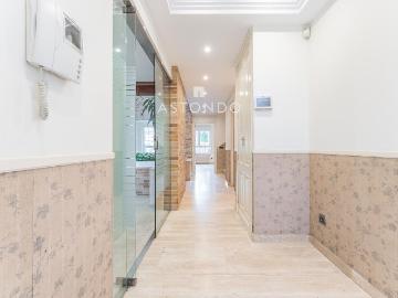 Casa adosada en venta en Madrid, Conde Orgaz Piovera. Chalet en venta con ascensor de 6 habitaciones 6 baños con garaje y piscina. Casas adosadas.