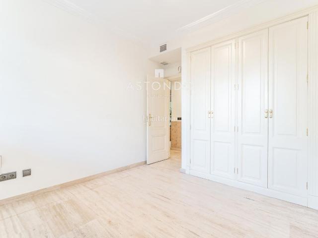 Casa adosada en venta en Madrid, Conde Orgaz Piovera. Chalet en venta con ascensor de 6 habitaciones 6 baños con garaje y piscina. Casas adosadas.