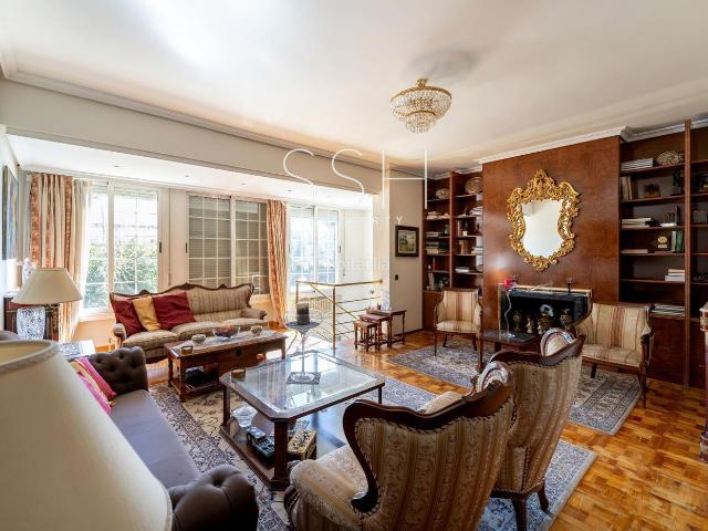Casa adosada en venta en Madrid, Fuentelarreina. Magnífica casa adosada en comunidad privada con piscina, en Fuencarral El Pardo. Casas adosadas.
