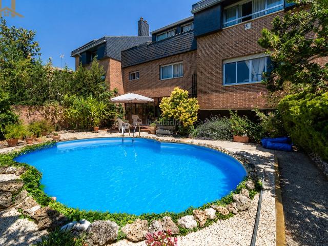Casa adosada en venta en Madrid, La Florida El Plantío. Chalet adosado en venta en Calle Fernando Oriol. Casas adosadas.