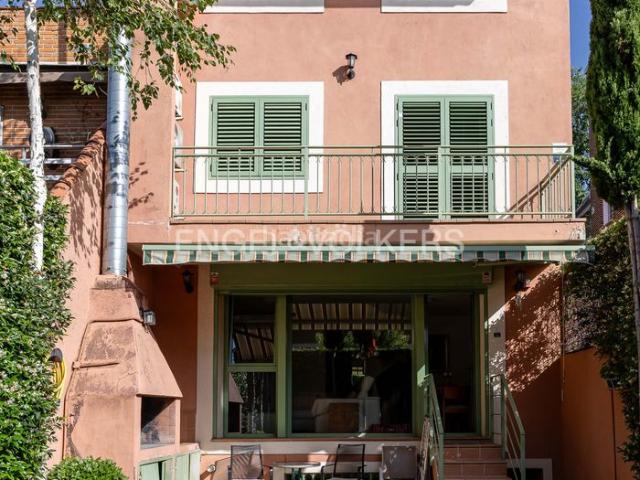 Casa adosada en venta en Madrid, Palomas. Chalet pareado en Palomas. Casas adosadas.
