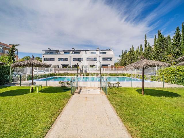 Casa adosada en venta en Madrid, Palomas. Descubre este exclusivo chalet adosado en la prestigiosa zona de Palomas, en el distrito de Hortaleza, Madrid. Con una superficie. Casas adosadas.