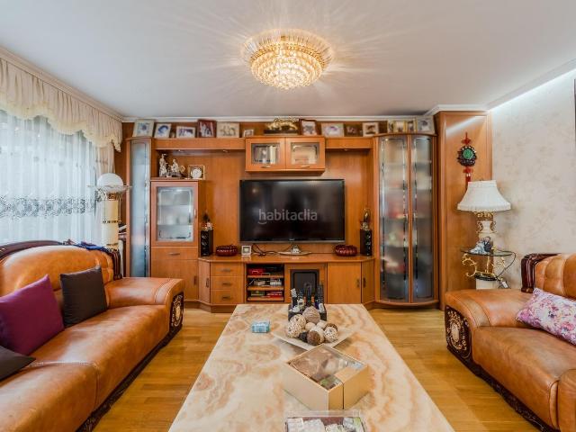 Casa adosada en venta en Madrid, PAU de Carabanchel. Precioso chalet adosado de cinco dormitorios y tres baños en el PAU de Carabanchel. Casas adosadas.