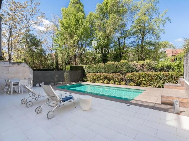 Casa adosada en venta en Madrid, Pinar del Rey. Chalet en venta en Arturo Soria con 5 dormitorios, 5 baños, piscina, ASCENSOR, garaje. Casas adosadas.