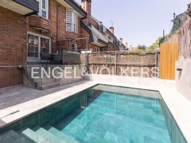 Casa adosada en venta en Madrid, Rejas. Chalet Acogedor con Piscina. Casas adosadas.