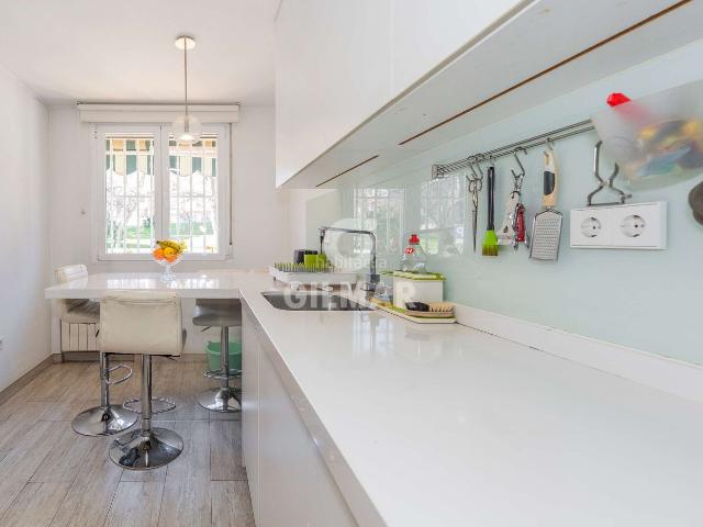 Casa adosada en venta en Madrid, Salvador. Descubre esta magnífica vivienda situada en un entorno residencial privilegiado, muy cerca del Parque de la Quinta de los Molinos. Casas adosadas.