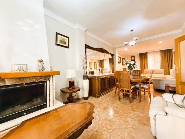 Casa adosada en venta en Málaga, Distrito Zeta Recinto Ferial Cortijo de Torres. Chalet adosado en Los Prados. Casas adosadas.