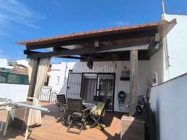 Casa adosada en venta en Málaga, Santa Isabel. Vivienda totalmente reformada con azotea de 45 m2 y estudio independiente en planta superior. Casas adosadas.