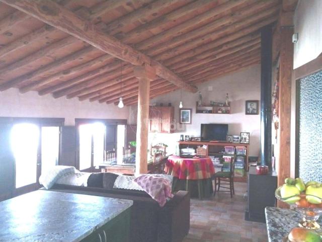 Casa adosada en venta en Malpartida de Plasencia. Amplia vivienda de dos plantas en Malpartida de Plasencia, reformada en 2023. Dispone de 5 dormitorios, 3 baños, garaje, bodega, d. Casas adosadas.