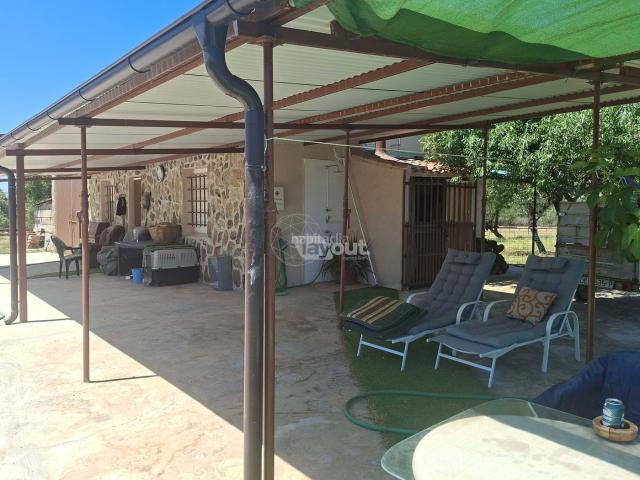 Casa adosada en venta en Malpartida de Plasencia. Finca rústica de 5 hectáreas en Malpartida de Plasencia con vivienda, piscina, porche, almacén, almendros, pozo propio y placas so. Casas adosadas.