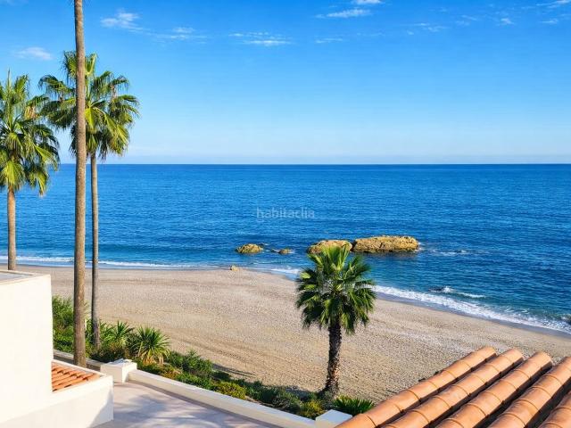 Casa adosada en venta en Manilva, Chullera. Apartamento reformado en primera línea de playa con solárium y espectaculares vistas al mar. Casas adosadas.