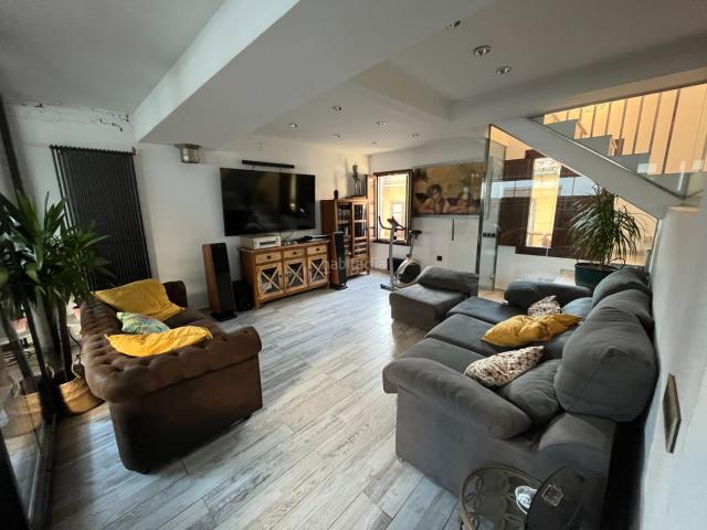 Casa adosada en venta en Manlleu. Casa molt especial amb ascensor al bonic barri de Dalt Vila. Casas adosadas.