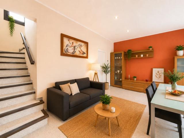 Casa adosada en venta en Manlleu. CASA ADOSADA SOLEADA CON JARDÍN, PORCHE Y COBERTIZO. Casas adosadas.