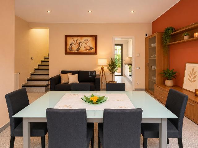 Casa adosada en venta en Manlleu. CASA ADOSADA SOLEADA CON JARDÍN, PORCHE Y COBERTIZO. Casas adosadas.