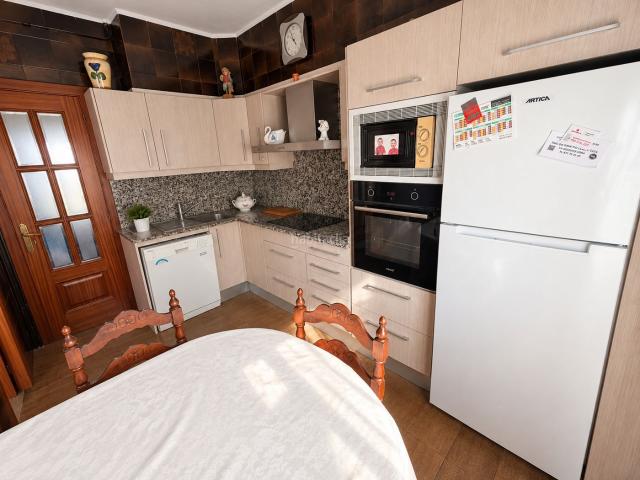 Casa adosada en venta en Manlleu. Casa adossada amb garatge per a 2 cotxes, 4 habitacions. Casas adosadas.