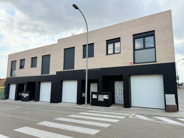 Casa adosada en venta en Manlleu. Casa dobra nova a Manlleu amb 4 habitacions, jardí i garatge. Casas adosadas.