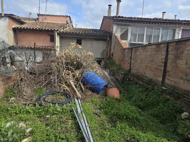 Casa adosada en venta en Manlleu. CASA EN EL CENTRO CON JARDIN GRANDE PARA REHABILITAR EN VENTA A MANLLEU. Casas adosadas.