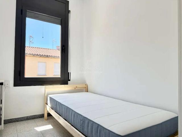 Casa adosada en venta en Manlleu. Casa reformada y amueblada en Manlleu, con jardín privado y trastero. Casas adosadas.
