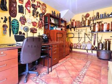 Casa adosada en venta en Manlleu. CASA REFORMADA CON 2 VIVIENDAS. Casas adosadas.