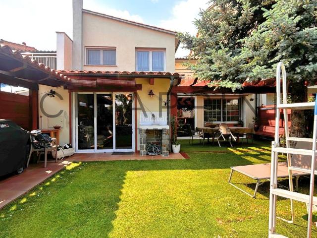 Casa adosada en venta en Manlleu. CASA REFORMADA CON 2 VIVIENDAS. Casas adosadas.