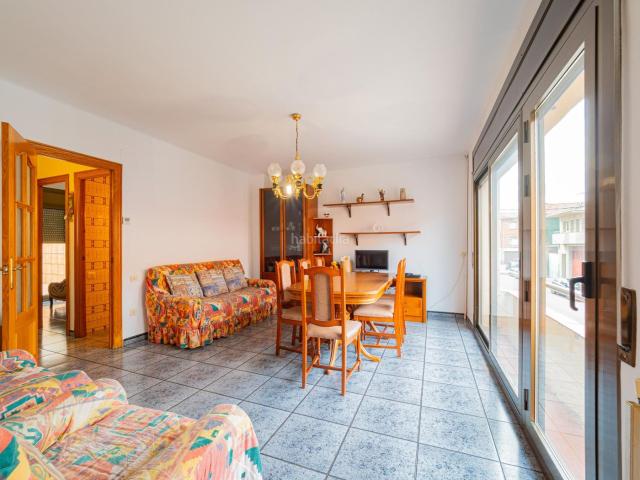 Casa adosada en venta en Manlleu. Casa unifamiliar adosada de 4 habitacions en venda. Casas adosadas.