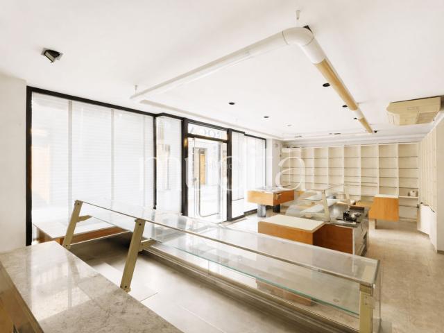 Casa adosada en venta en Manlleu. Edificio modernista en el centro de Manlleu con potencial de transformación. Casas adosadas.