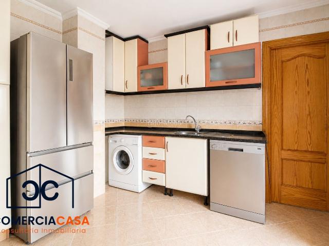 Casa adosada en venta en Maracena. Casa junto al Metro de Maracena Excelente ubicación!Se vende casa situada a pocos pasos de la parada de Metro de Maracena, una ub. Casas adosadas.
