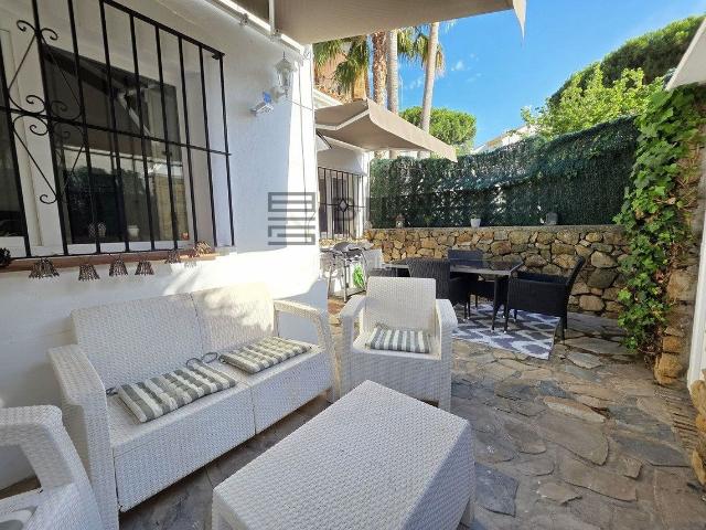 Casa adosada en venta en Marbella, Marbesa. Casa en venta en Complejo Pueblo Andaluz de Las Chapas en Marbella. Casas adosadas.