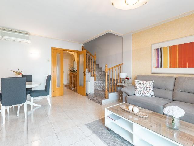Casa adosada en venta en Martorell. Fabulosa piscina comunitaria. Casas adosadas.