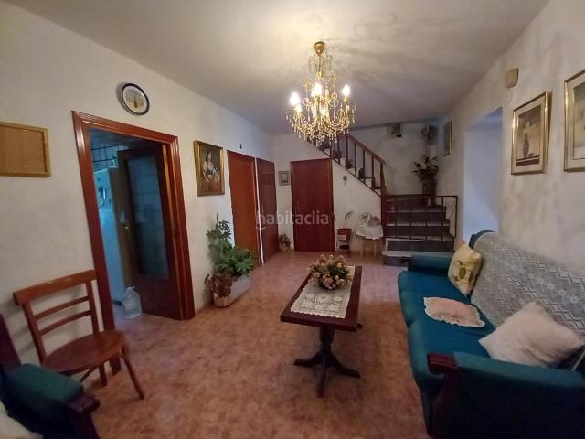 Casa adosada en venta en Martos. Amplia casa con patio zona Triana. Casas adosadas.