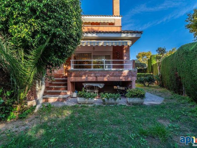 Casa adosada en venta en pasaje De Riquers, Masnou, de 131 m² 4 habitaciones por 730.000
