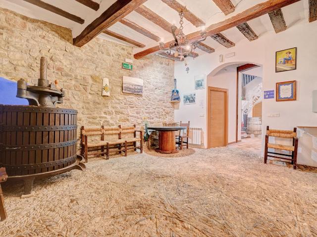 Casa adosada en venta en Mañeru. ALBERGUE BAR RESTAURANTE EN EL CAMINO DE SANTIAGO MAÑERU Se vende albergue con bar y restaurante en pleno Camino de Santiago a s. Casas adosadas.