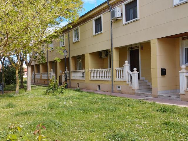 Casa adosada en venta en Medina del Campo. VIVIENDA PARA ENTRAR A VIVIR CON AMPLIO GARAJE. Casas adosadas Medina del.