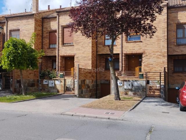 Casa adosada en venta en Medina del Campo. VIVIENDA PARA ENTRAR A VIVIR EN ZONA RESIDENCIAL. Casas adosadas Medina del.