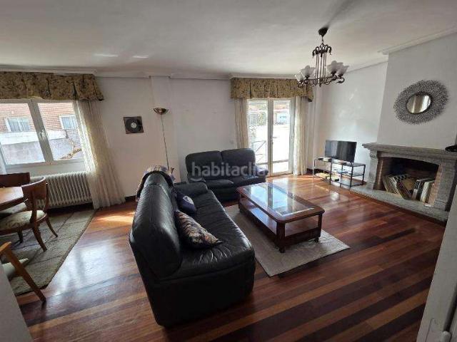 Casa adosada en venta en Medina del Campo. Casa con jardín, terraza, bodega y garaje en Calle Badajoz, Medina del Campo. Casas adosadas Medina del.