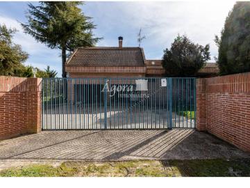 Casa adosada en venta en Medina del Campo. Gran Oportunidad Complejo de 4 Viviendas con Piscina en Medina del Campo. Casas adosadas Medina del.