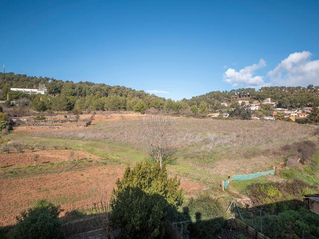 Casa adosada en venta en Mediona. Amplia casa pareada en Mediona con jardín y gran garaje. Casas adosadas.