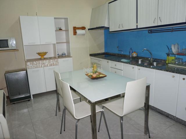 Casa adosada en venta en Melide. CASA CENTRICA CON GARAJE. Casas adosadas.