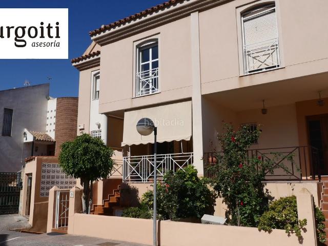 Casa adosada en venta en Melilla, Alfonso XIII. Chalet adosado en Jardín Valenciano, con terraza. varias plazas de garaje. Casas adosadas.