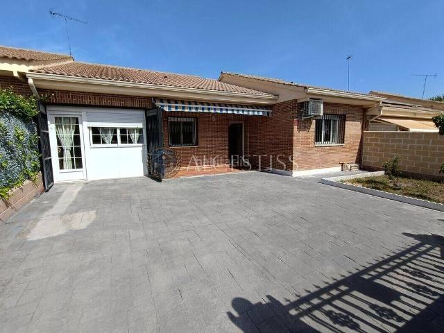 Casa adosada en venta en Méntrida. Chalet adosado con 4 dormitorios y 336 m de parcela en Méntrida. Casas adosadas.