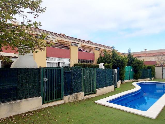 Casa adosada en venta en Miami Platja, Centre Costa Dorada. Casa adosada con jardin esquinero y piscina comun. Casas adosadas Miami.