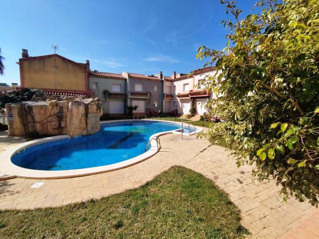 Casa adosada en venta en Miami Platja, Passeig Marítim Costa Dorada. Avenida Califòrnia, 11, 43892, Mont Roig del Camp, Tarragona, España Olivers Paseo Marítimo, Miami Playa. Casas adosadas Miami.