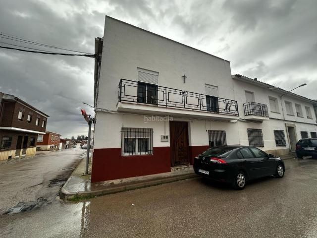 Casa adosada en venta en Miguel Esteban. Gran casa en esquina en Miguel Esteban!. Casas adosadas Miguel.