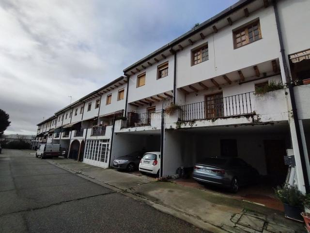 Casa adosada en venta en Mucientes. Chalet Ideal para INVERTIR o para VIVIR. NO COBRAMOS HONORARIOS AL COMPRADOR. Casas adosadas.