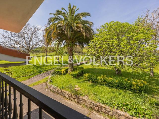 Casa adosada en venta en Mungia. Caserío pareado en Mungia con vistas a la montaña. Casas adosadas.