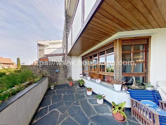 Casa en venta en Mungia. Precioso chalet en el centro de la Bilbaína. Casas.