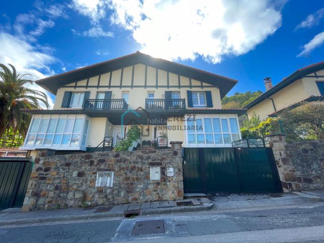 Casa adosada en venta en Mundaka. Exclusivo Adosado en Mundaka: Lujo, Espacio y Accesibilidad. Casas adosadas.