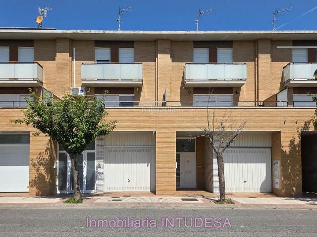 Casa adosada en venta en Murchante. EN VENTA CASA DE TRES DORMITORIOS, DOS BAÑOS Y ASEO EN MURCHANTE. Casas adosadas.